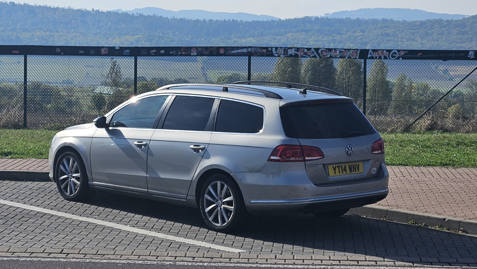 Автомобиль Константина — серебристый Volkswagen Passat универсал